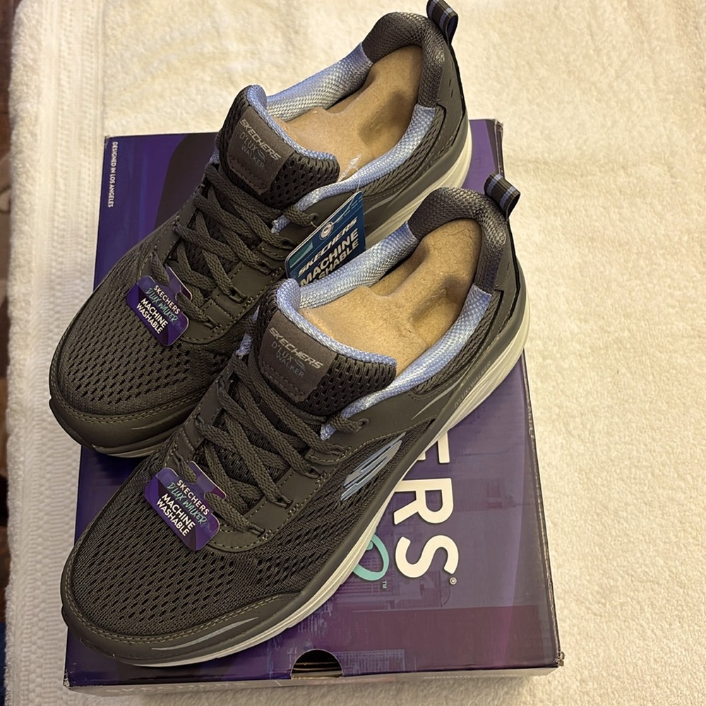 Skechers Women's D’Lux Walker Infinite Motion